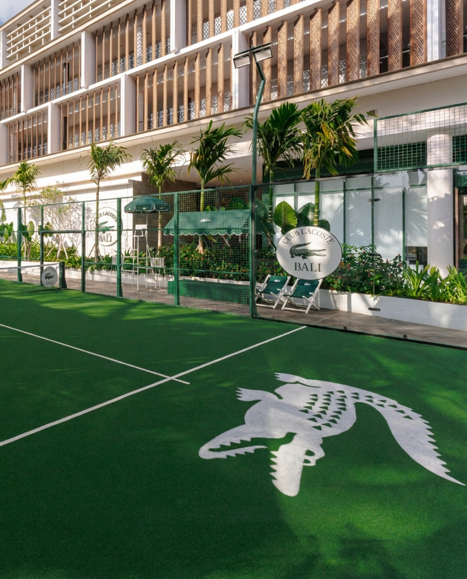 The finished padel court with its white crocodile
